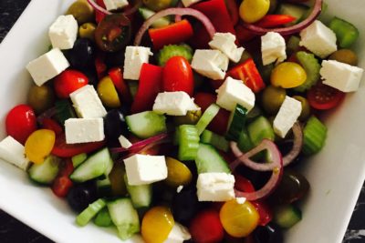 We offer you our greek salad, super quick to make, great with fish, chicken or a BBQ